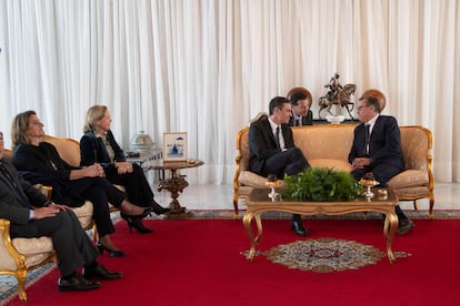 El primer ministro de Marruecos, Aziz Akhannouch (der.), se reúne con el primer ministro español, Pedro Sánchez, a su llegada a Rabat, este miércoles.