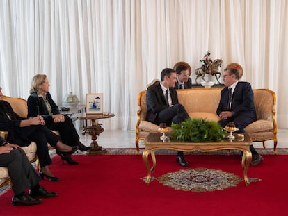 El primer ministro de Marruecos, Aziz Akhannouch (der.), se reúne con el primer ministro español, Pedro Sánchez, a su llegada a Rabat, este miércoles.