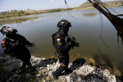 La policía estatal de Nuevo León patrulla los alrededores de una presa para evitar que personas tomen agua de esta reserva pública. México vivió en los últimos meses cifras históricas de sequía, llegando a tener el 80% de su territorio en situación de emergencia.