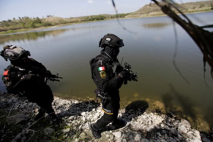 La policía estatal de Nuevo León patrulla los alrededores de una presa para evitar que personas tomen agua de esta reserva pública. México vivió en los últimos meses cifras históricas de sequía, llegando a tener el 80% de su territorio en situación de emergencia. 