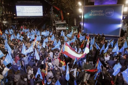 Simpatizantes del PP en la sede madrileña de la calle Génova