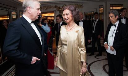 De izquierda a derecha, el duque de York, la reina Sofía y Jimmy Burns Marañón, en la gala del centenario de la Sociedad.