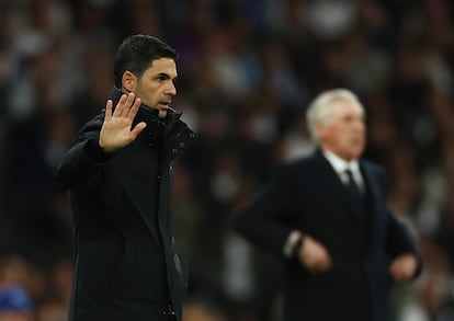 Mikel Arteta y Ancelotti, en la banda durante el partido.