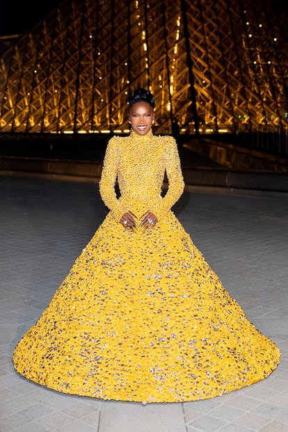 La rapera Doechii se convirtió en una de las sorpresas de la noche. Antes de su actuación en la fiesta, consiguió ser el centro de atención por este vestido de Valentino Couture.