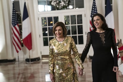 En las últimas semanas, la presidenta de la Cámara de Representantes, Nancy Pelosi, ha protagonizado los titulares tras renunciar a seguir liderando a los demócratas. Además, a finales de octubre, su marido fue atacado en su propia casa con un martillo. Acudió a la cena acompañada de su hija, la escritora y periodista Alexandra Pelosi.