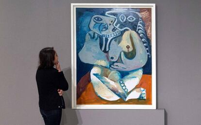 Una mujer observa una obra de Picasso en la exposici&oacute;n en el museo Mohamed VI de Rabat.