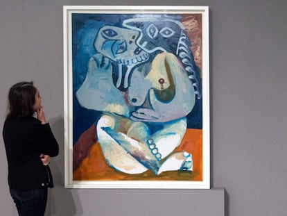 Una mujer observa una obra de Picasso en la exposici&oacute;n en el museo Mohamed VI de Rabat.