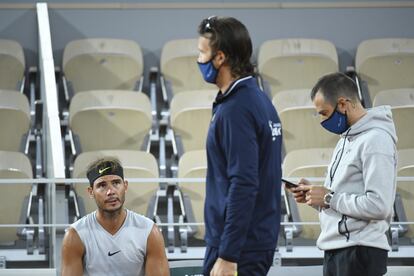 Nadal, junto a Moyà y Mayò en el entrenamiento de este viernes. / @ROLANDGARROS