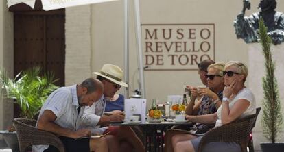 Un grupo de turistas, en un bar en las inmediaciones de Málaga.