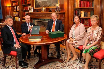 King Juan Carlos (center) receives the first copy of the 'CIC Caprinae Atlas of the World' by Nicolás Franco Pasqual del Pobil (second from left) and his wife, María Luisa (second from right); November 2014.