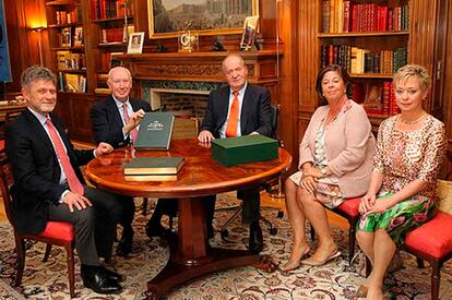 King Juan Carlos (center) receives the first copy of the 'CIC Caprinae Atlas of the World' by Nicolás Franco Pasqual del Pobil (second from left) and his wife, María Luisa (second from right); November 2014.