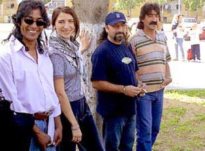 Rafael Amador (con gafas oscuras) y Dominique Abel, ayer, junto a dos intérpretes de <i>Polígono Sur</i>.