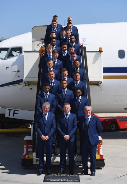 La selección de Inglaterra a su llegada a Francia. Sin duda, el azul es el color de moda para los trajes masculinos.