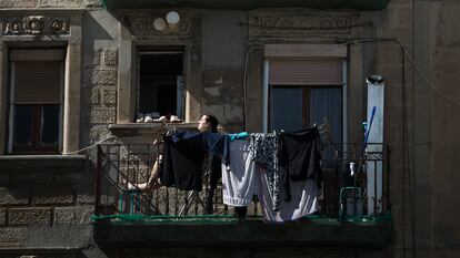 Una mujer toma el sol en su balcón durante el confinamiento de 2020.