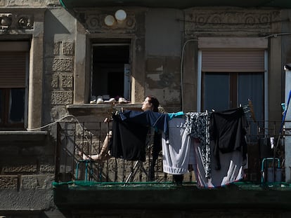 Días de confinamiento en un bloque de pisos de la Barceloneta. ALBERT GARCIA