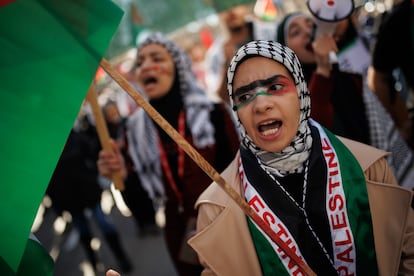 Participantes en la concentración en apoyo a Palestina, este sábado en Madrid. 