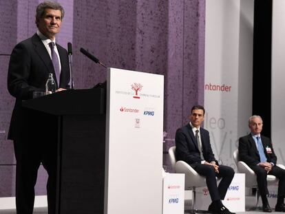 Pedro Sánchez escucha a Francisco J. Riberas. A su lado, Juan Corona.