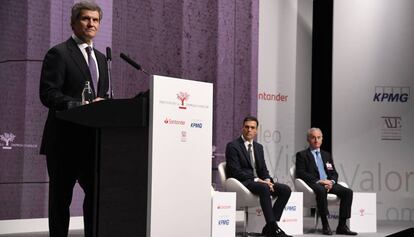 Pedro Sánchez escucha a Francisco J. Riberas. A su lado, Juan Corona.