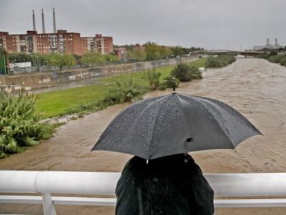 Vista del r&iacute;o Bes&ograve;s a su paso por Santa Coloma de Gramanet.