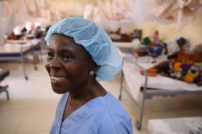 Una enfermera en el Hospital Redención de Monrovia (Liberia).