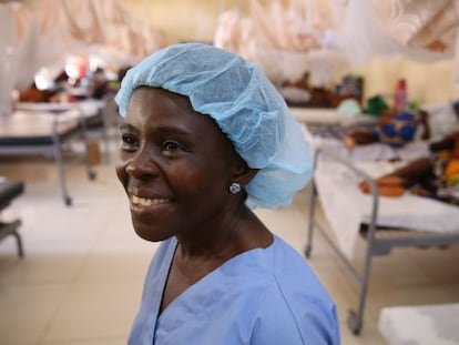 Una enfermera en el Hospital Redenci&oacute;n de Monrovia (Liberia).