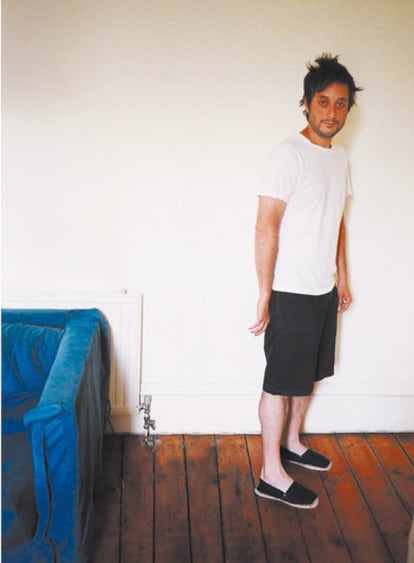 Harmony Korine, posando en el salón de su casa para su esposa, Rachel