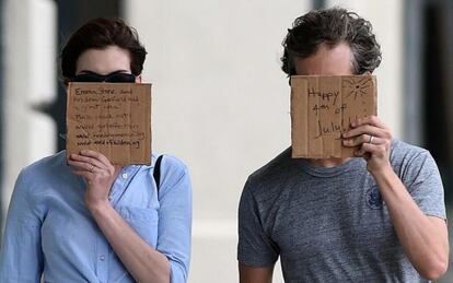 Anne Hathaway y su marido, Adam Shulman, enarbolan mensajes de apoyo a ONG ante los fotógrafos.