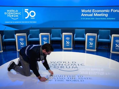 Un miembro del personal prepara la sala de conferencias del Foro Económico Mundial en Davos, este domingo.