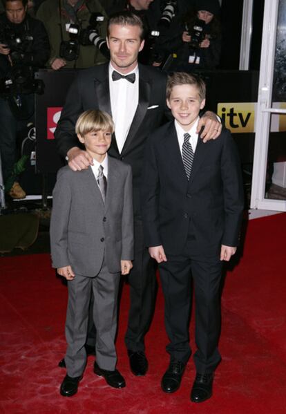 David Beckham y sus hijos: Romeo y Brooklyn, a su llegada a la gala de entrega de premios militares del periódico <i>The Sun</i>, en Londres, el 19 de diciembre de 2011