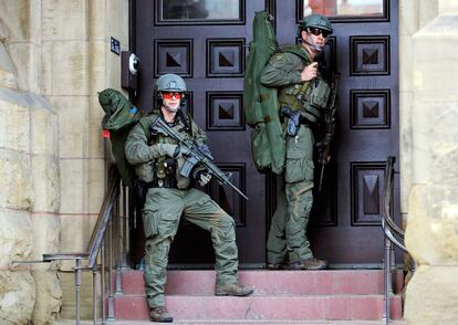 Membros da Polícia Real do Canadá atendem ao aviso de um tiroteio registrado em frente ao Parlamento de Ottawa.