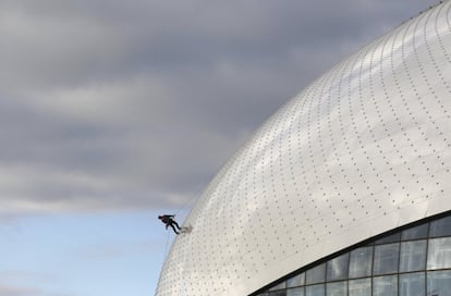 Últimos preparativos en Sochi antes de que comiencen los Juegos Olímpicos de invierno 2014. Un operario sube a la azotea del Palacio de hielo de Bolshoi.