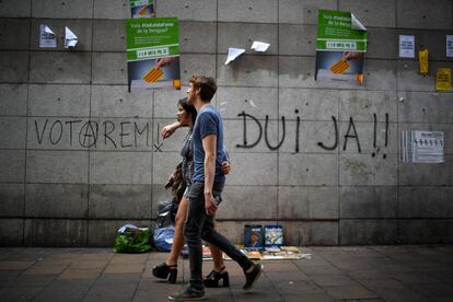 Carteles y pancartas independentistas en una calle de Barcelona.