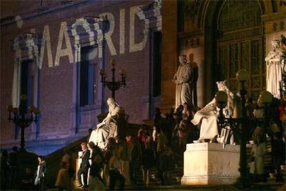 Visitantes nocturnos en la Biblioteca Nacional, durante la primera Noche en Blanco de Madrid.