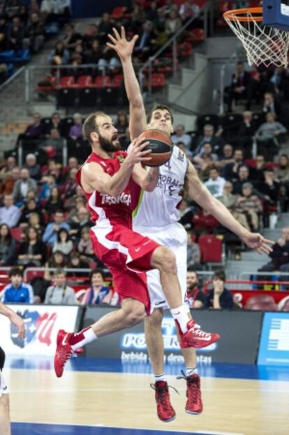 Spanoulis entra a canasta ante Mainoldi.