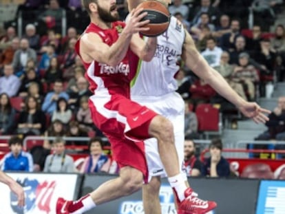 Spanoulis entra a canasta ante Mainoldi.