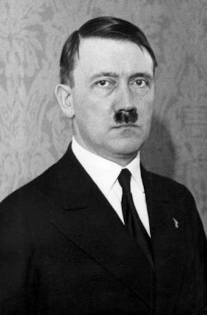 Un grupo de estudiantes de cine de Alemania ha desatado la polémica en el país al difundir un falso anuncio de un modelo de Mercedes que, como anticipa los peligros, atropella y mata a un Adolf Hitler niño. EFE/Archivo