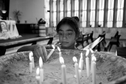 Una niña iraquí enciende una vela en la iglesia de la parroquia de Marqa.
