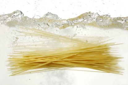 <p>Se hace para que la pasta no se siga cocinando, pero <strong>no hay que enfriarla drásticamente</strong>. "Debemos abrir el grifo pero sin que el agua la golpee, dejando el colador a un lado. El frescor que emana es su ciente", explica la propietaria de ¡Tu! Pasta. La reprimenda sobre tirar el agua de cocción también viene de Cappai: "Siempre guardamos un poco porque tiene almidón y, al echarla a la salsa, se concentra y hace que obtengamos una crema muy sabrosa".</p>