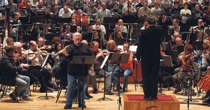 El tenor Stig Andersen, anoche en un ensayo de los Gurre Lieder de Schönberg, bajo la dirección de Neuhold.