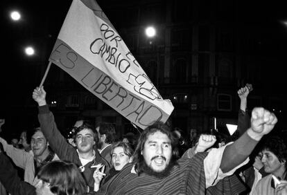 Tras conocerse los resultados de la amplia victoria socialista, los simpatizantes que se encontraban en la carrera de San Jerónimo, frente al hotel Palace, convertido en el cuartel general del PSOE, estallaron de júbilo.