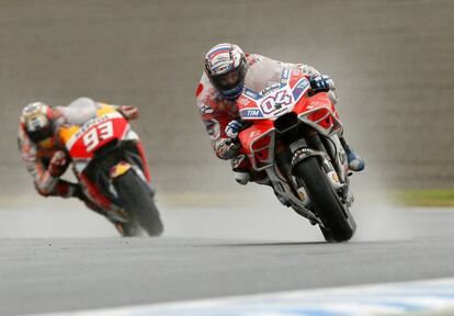 Dovizioso y Márquez pelan por el primer puesto del GP de Japón.