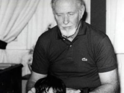El piloto Harold Whitaker, con un nieto, poco antes de desaparecer.