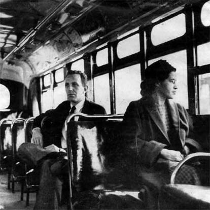 Rosa Parks, en un autobús de Montgomery, junto a un hombre blanco.