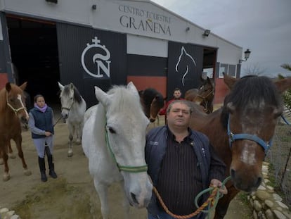El responsable del centro ecuestre Grañena en Jaén, Alfonso de la Chica, muestra algunos de los caballos abandonados.