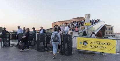 Os turistas passam através das catracas que regularão a afluência de visitantes em Veneza.
