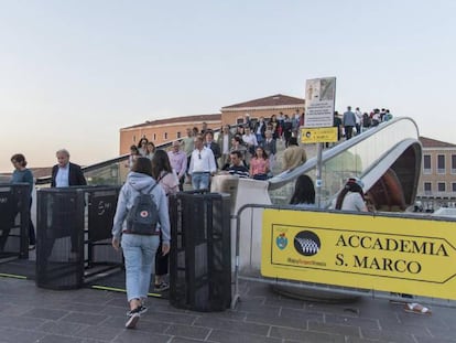 Os turistas passam através das catracas que regularão a afluência de visitantes em Veneza.