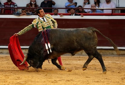 Emilio de Justo, durante la faena de muleta al cuarto toro.