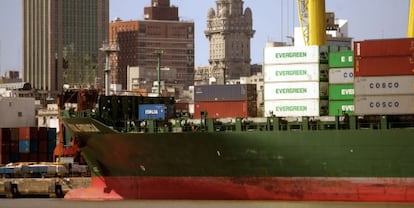 Vista del puerto de Montevideo.