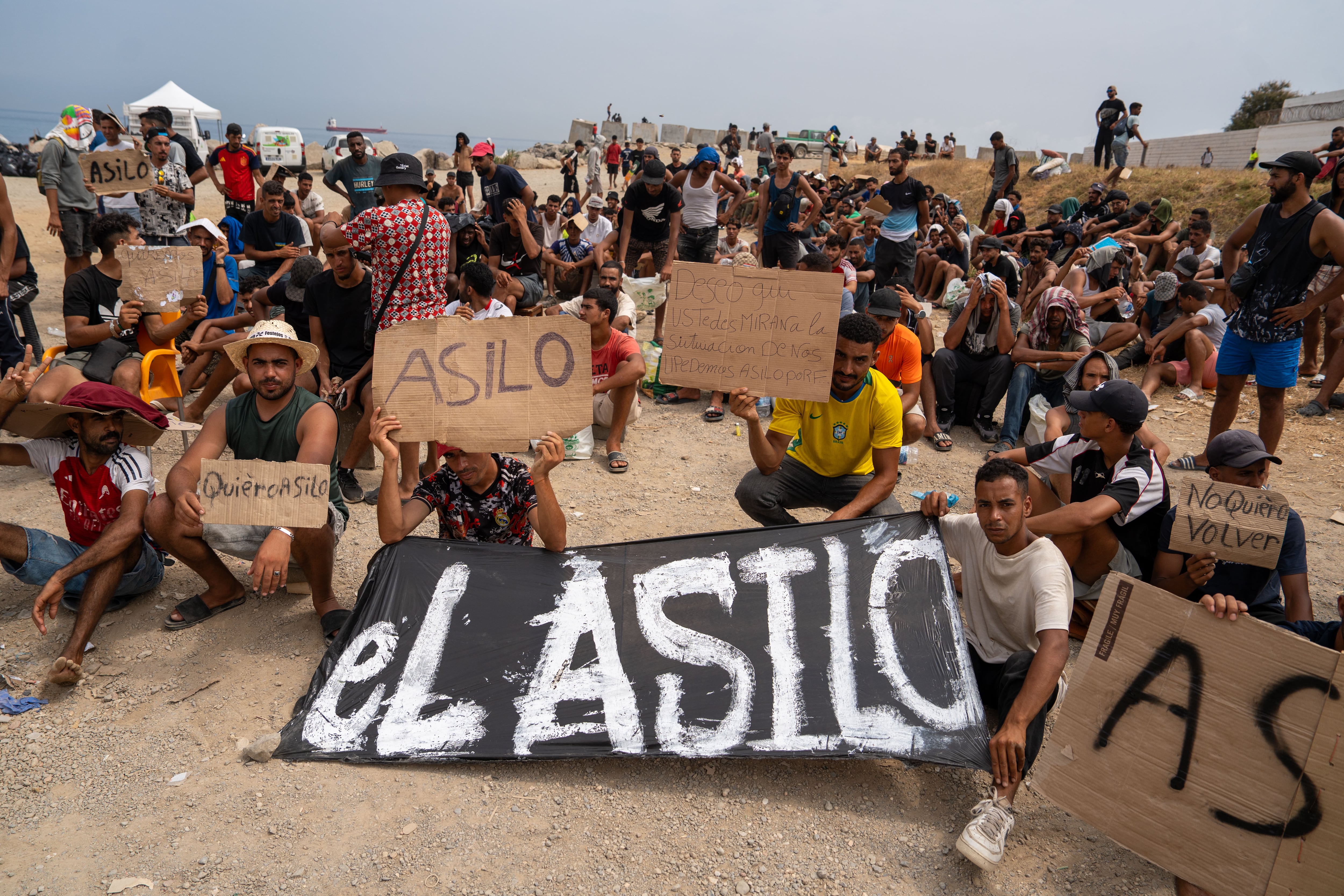 Última hora de la entrada de inmigrantes a Ceuta, en directo | La ministra de Sanidad comunica que han atendido a 5.800 migrantes en Ceuta: “El hospital está ocupado a la mitad. No hay colapso”
