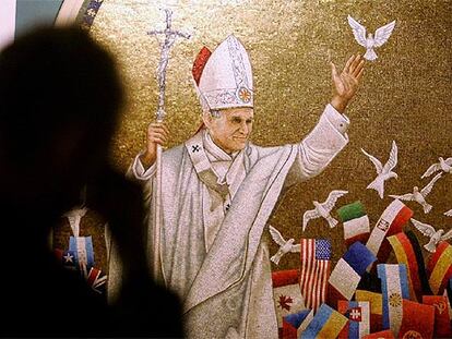 Un feligrés guarda un minuto de silencio frente a un mosaico de Juan Pablo II en la basílica de la Virgen Negra de Czestochowa.